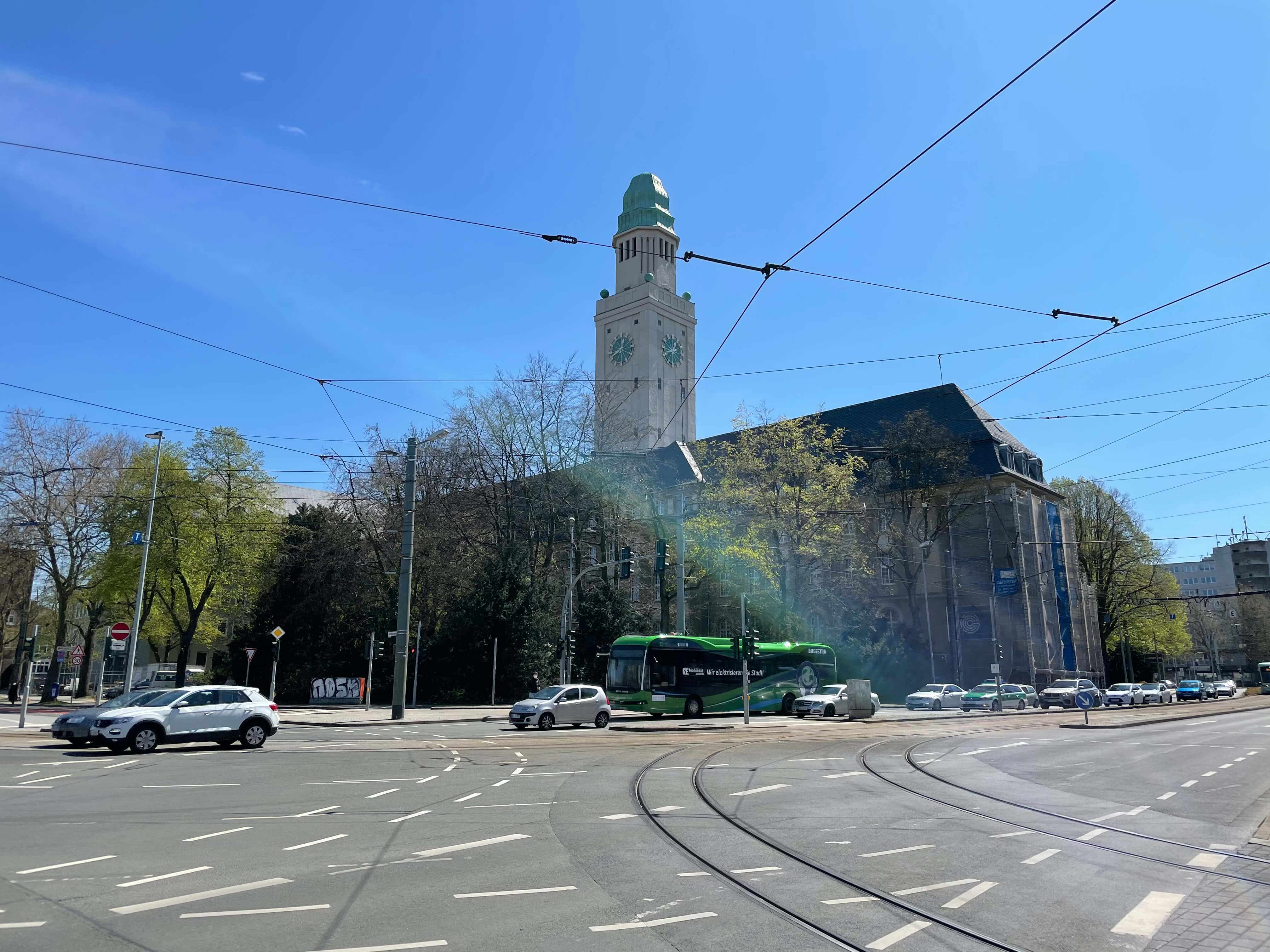 Kreuzung in Gelsenkirchen mit Kirche im Hintergrund